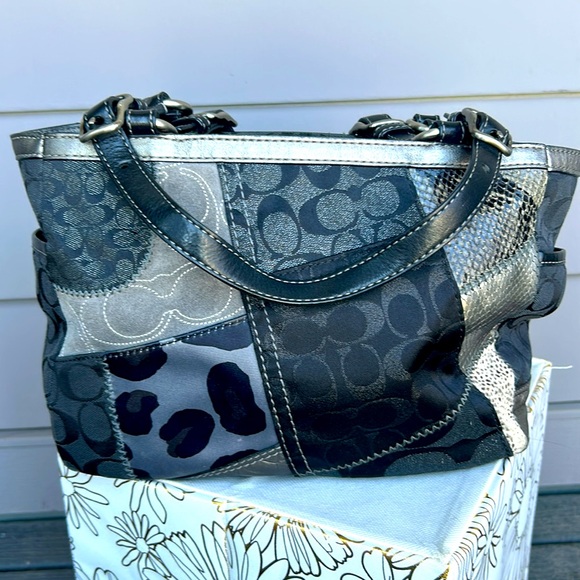 🎁LAST DROP!!!!! TODAY ONLY⭐️Coach Patchwork Signature Tote Mixed Fabric Metallic - Picture 7 of 13